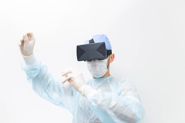 médico masculino explora a realidade virtual usando capacete vr