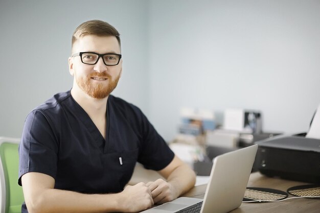 médico masculino/joven con uniforme mediano, médico estricto con anteojos, clínica médica