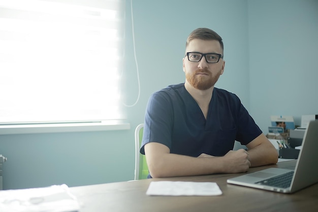 médico masculino/joven con uniforme mediano, médico estricto con anteojos, clínica médica