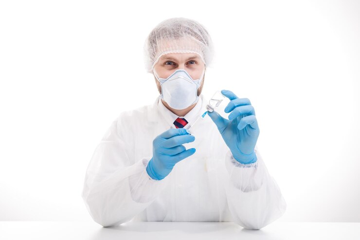 Médico masculino en matorrales cargando una jeringa de vacuna
