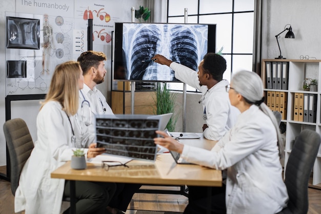 Médico masculino mostrando doença pulmonar na tela de exibição