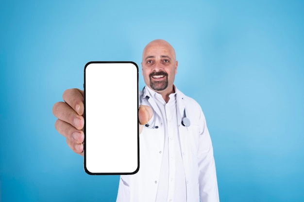 Médico masculino mostrando grande smartphone de tela vazia para o conceito de anúncio móvel