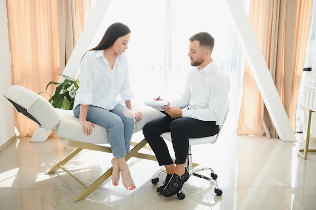 Médico masculino y paciente femenino en sesión de terapia