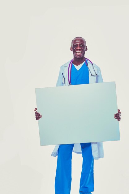 Médico masculino segurando cartaz vazio doutor billboard