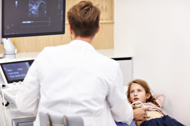 Médico masculino testando jovem com usg