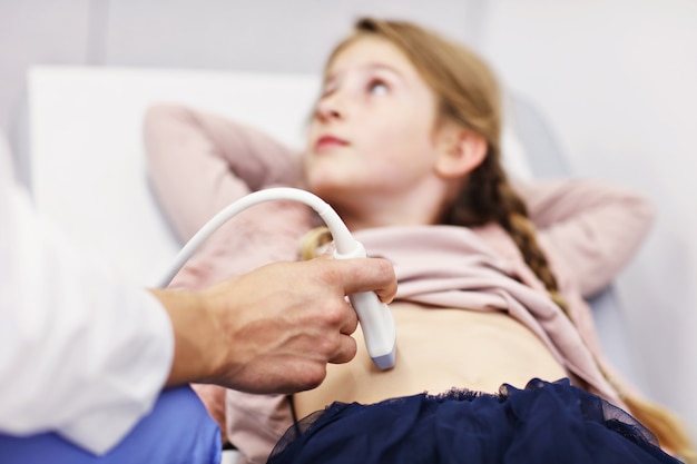 Foto médico masculino testando jovem com usg