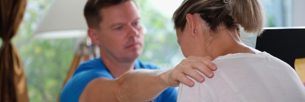 Médico masculino tranquiliza paciente do sexo feminino com diagnóstico ruim, médico coloca a mão no ombro de