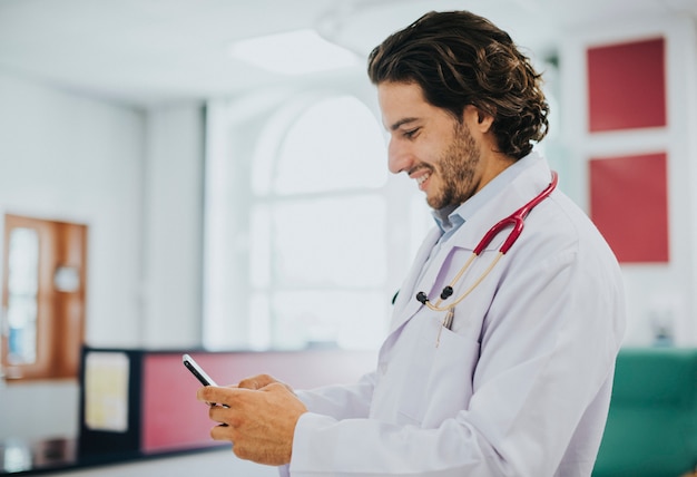 Médico masculino, usando, seu, smartphone