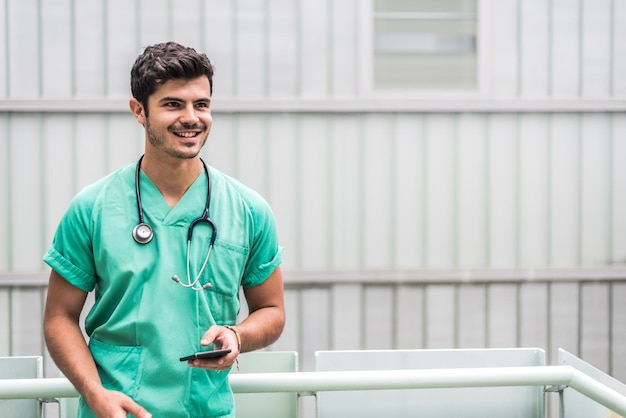 Médico masculino usando smartphone ao ar livre