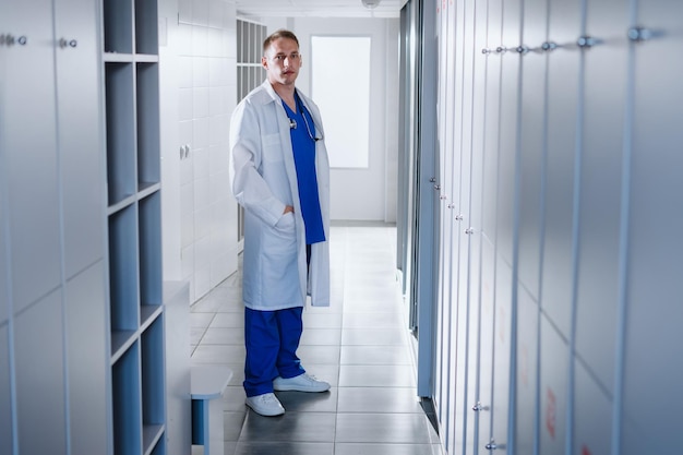 Médico masculino del vestuario de la clínica El comienzo de la jornada laboral de un médico profesional