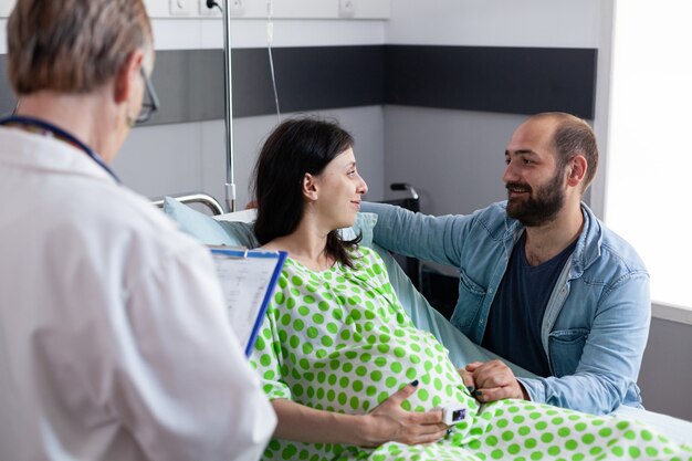 Médico de maternidad examina a la mujer embarazada