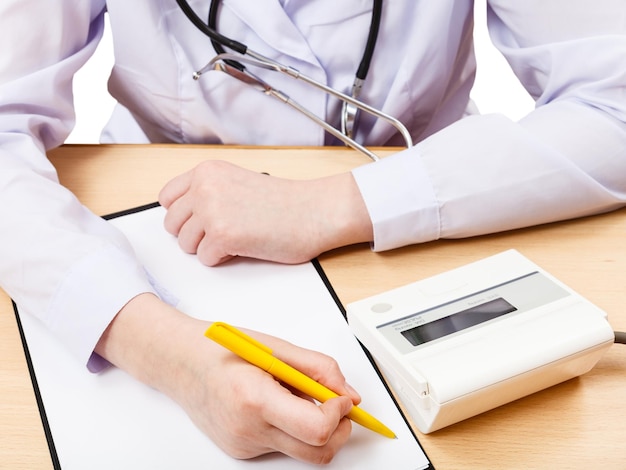 Médico mede a pressão arterial durante a consulta