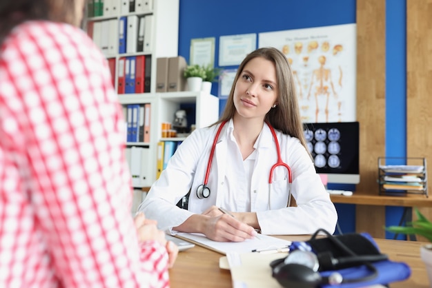 Médico de medicina hermosa mujer se comunica con el paciente