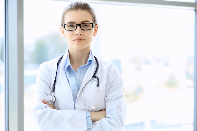 Médico médico mujer sobre fondo azul clínica