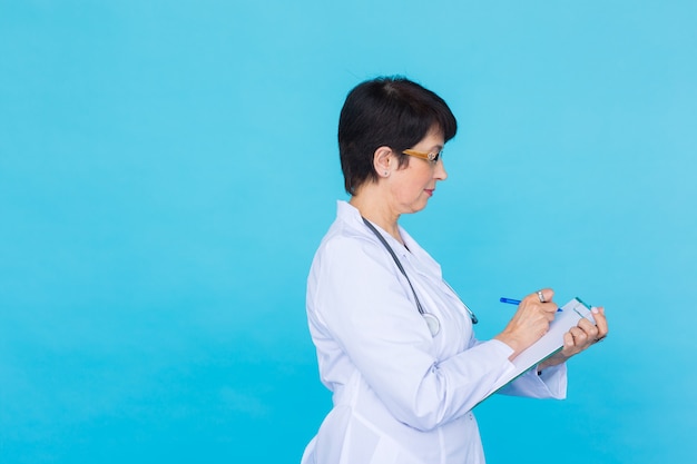 Médico médico mujer sobre fondo azul con espacio de copia