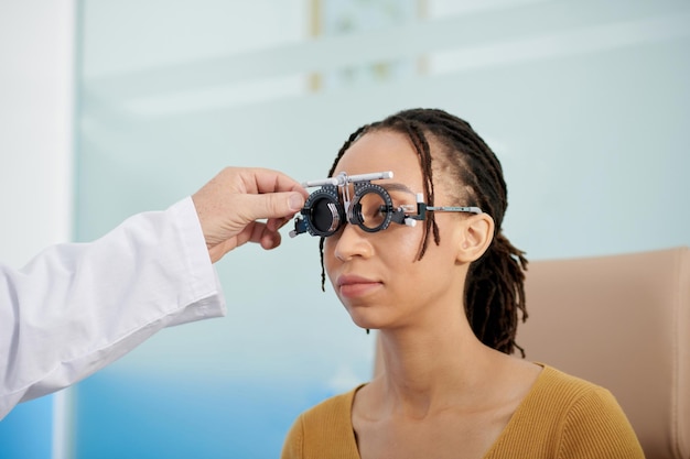 Médico medindo a distância entre os olhos