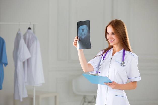 Médico mirando la imagen de rayos X de los pulmones en el hospital