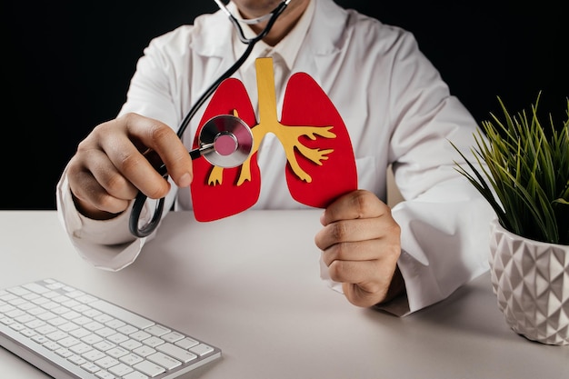 Foto médico con modelo de pulmón día mundial de la tuberculosis