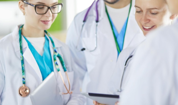 Médico mostrando algo em seu tablet para sua equipe médica