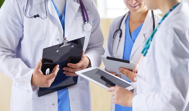 Médico mostrando algo em seu tablet para sua equipe médica