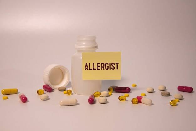 Foto un médico mostrando un cartel con la palabra alergia escrita en él