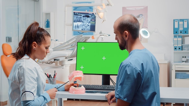 Foto médico mostrando o implante dentário ao paciente