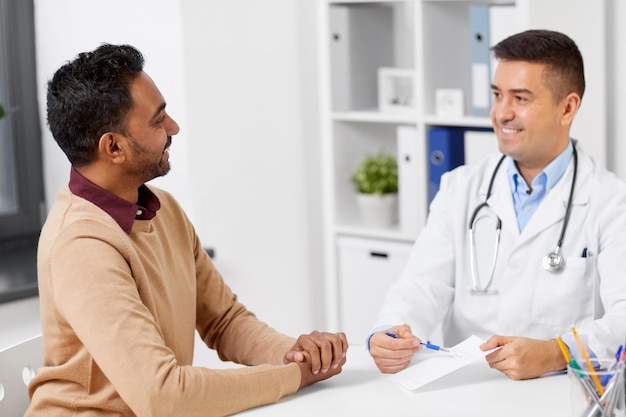 médico mostrando receita ao paciente na clínica