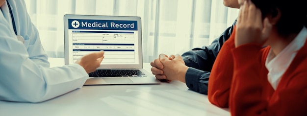 El médico muestra el resultado de la prueba médica para deprimir a la joven esposa rígida