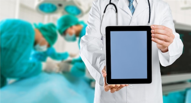 Foto el médico muestra la tableta digital
