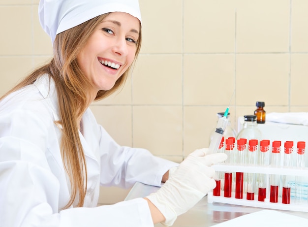 Médico de la mujer con primer plano de la jeringa