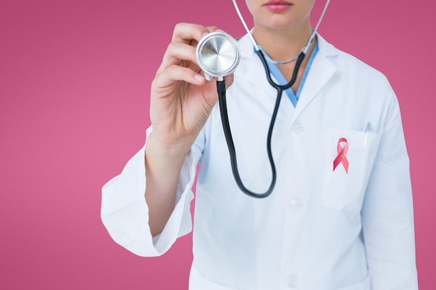 Médico mulher com fita de conscientização do câncer de mama