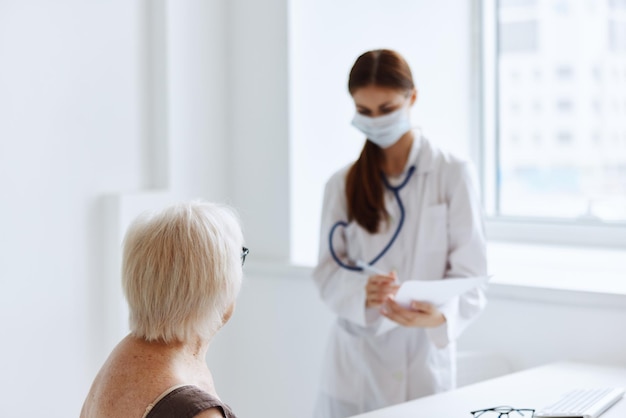 médico mulher exame do paciente cuidados de saúde foto de alta qualidade