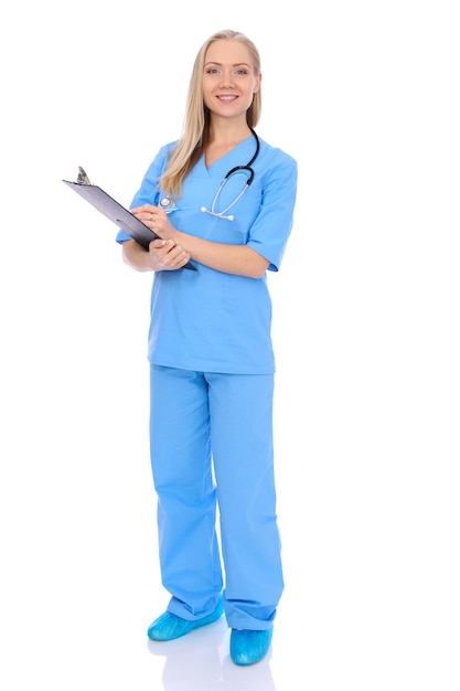 Médico mulher ou enfermeira isolada sobre fundo branco. Alegre sorridente representante da equipe médica. Conceito de medicina.