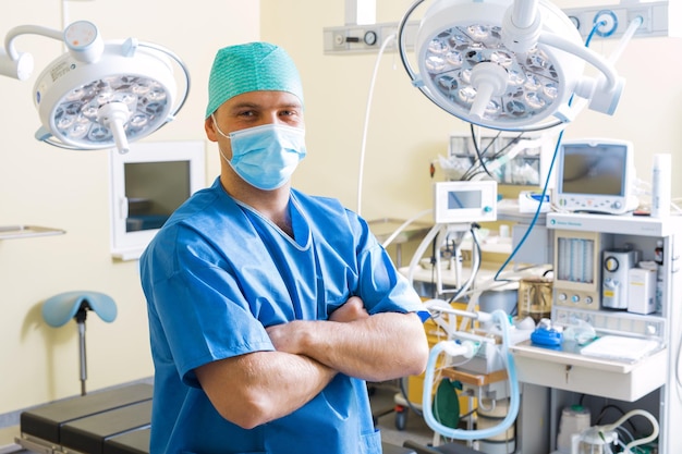 Médico na sala de operação.