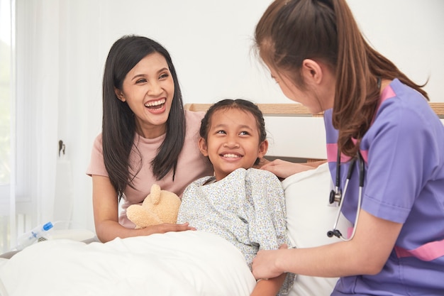 Médico y niño con la madre en el hospital