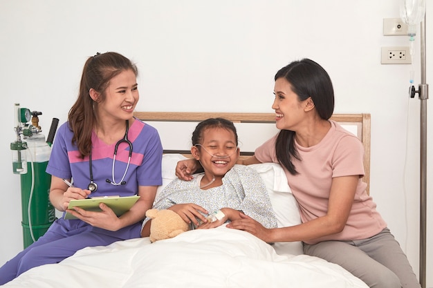 Médico y niño con la madre en el hospital