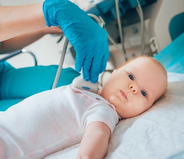 Médico y niño pequeño paciente