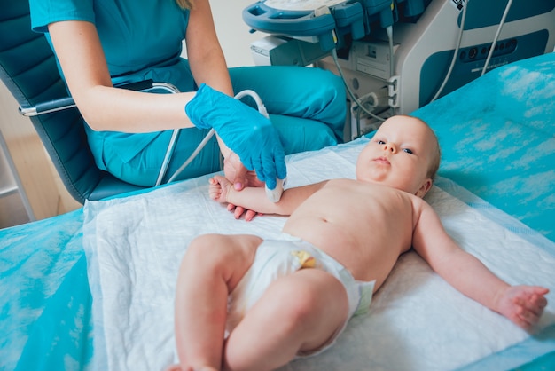 Médico y niño pequeño paciente