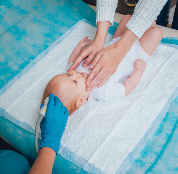 Médico y niño pequeño paciente