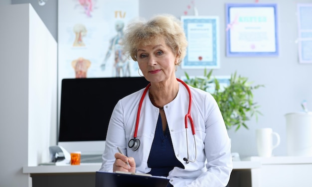 Médico no escritório da clínica