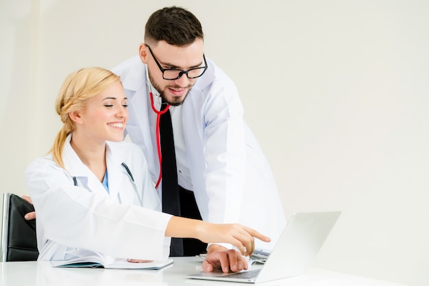 Médico no hospital funciona no computador com o parceiro.