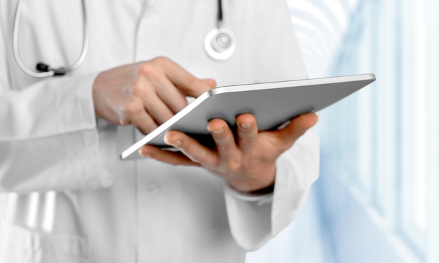 Médico no hospital usando um tablet digital
