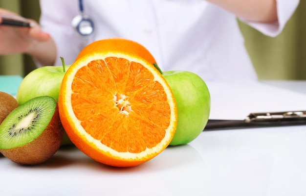 Médico nutricionista a escrever um plano de dieta no escritório