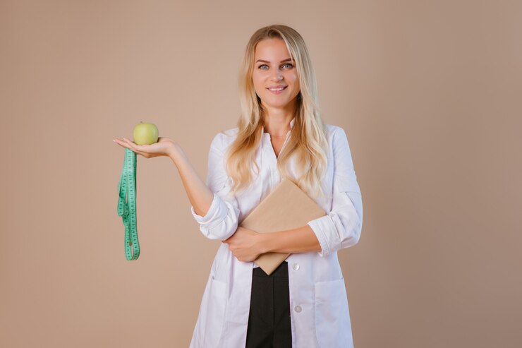 Foto médico nutricionista detém uma fita de centímetro. o conceito de perda de peso e alimentação saudável.