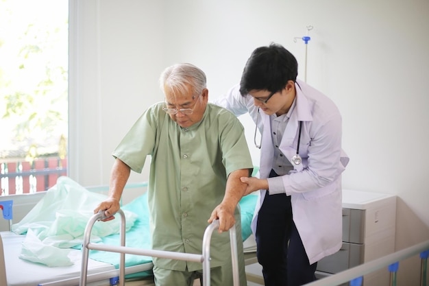 Médico o cuidador de la salud que visita a un anciano en el interior del hogar