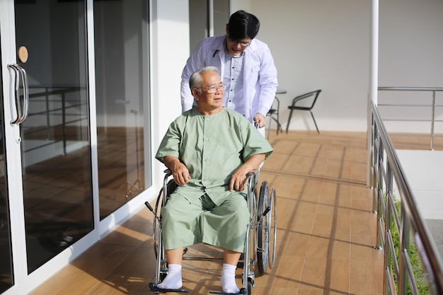 Médico o cuidador de la salud que visita a un anciano en el interior del hogar