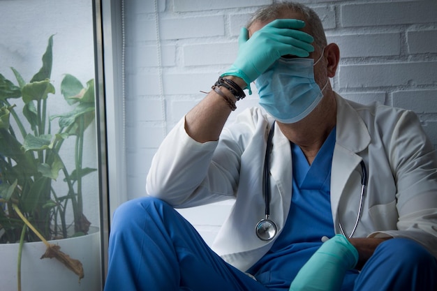 Foto médico o enfermera agotado y cansado brote de virus