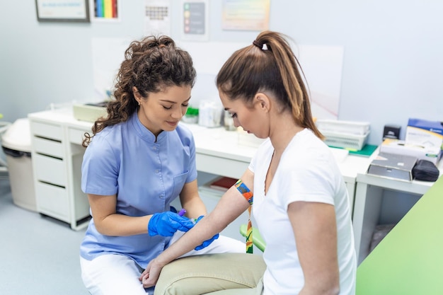 El médico o la enfermera tomarán una muestra de sangre de una vena para probar la investigación de anticuerpos covid de sangre venosa de sonda de inyección