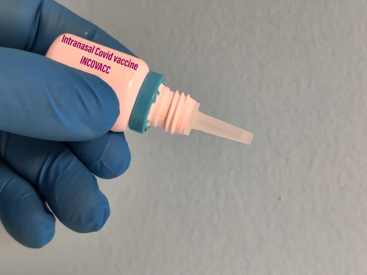 Foto médico o enfermero que sostiene un frasco de vacuna intranasal para el coronavirus o la pandemia de covid-19.