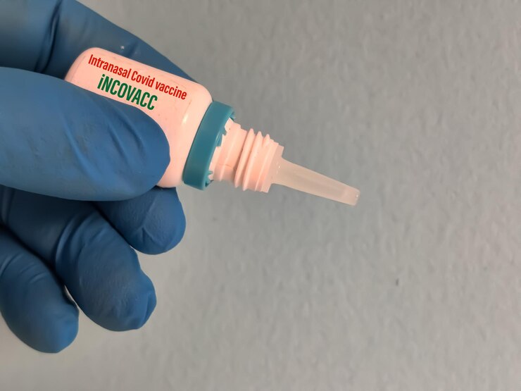 Foto médico o enfermero que sostiene un frasco de vacuna intranasal para el coronavirus o la pandemia de covid-19.